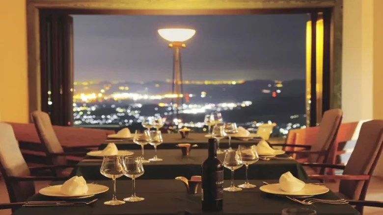 夜景の美しいレストランでお食事をお楽しみください