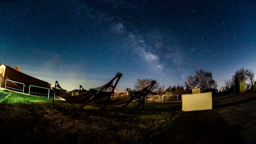 魅力写真3（星降る夜、自然に囲まれたホテルで楽しむ美しい夜景）