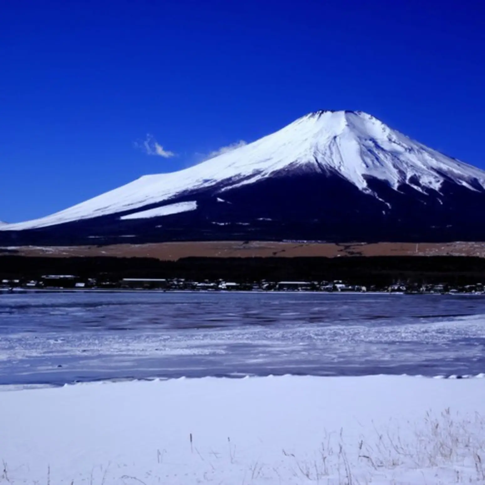 コンテンツタイトル（【湖畔から見る冬の富士山】）