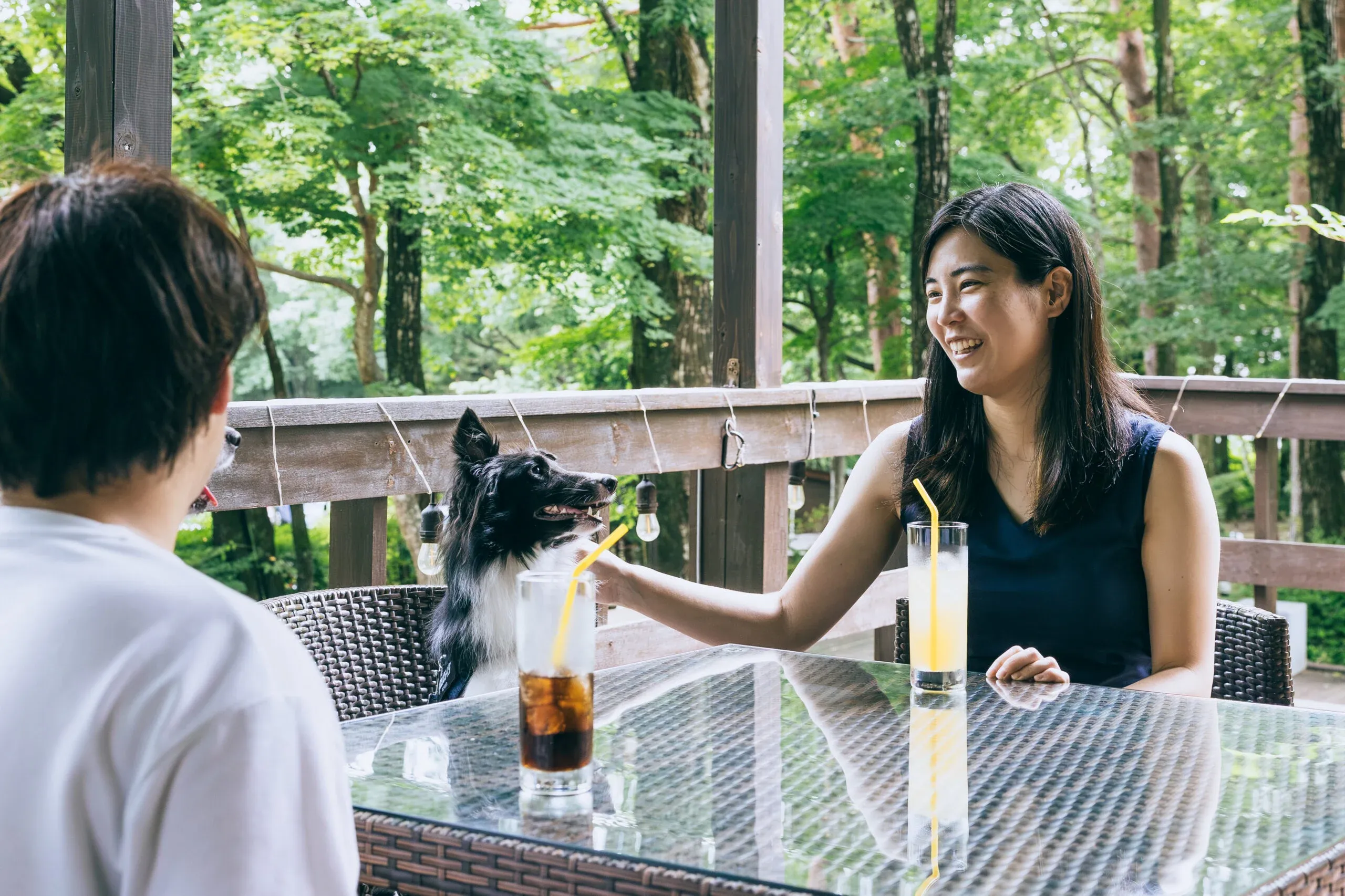 ドッグランで遊んだ後は、カフェでくつろぎタイム🎵いつも、どこでも一緒がうれしいね。