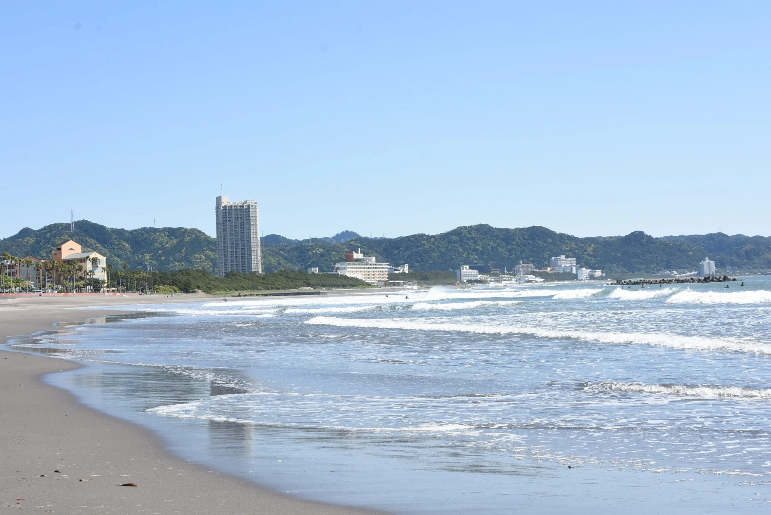 『日本の渚百選』に選定されている前原・横渚海岸。