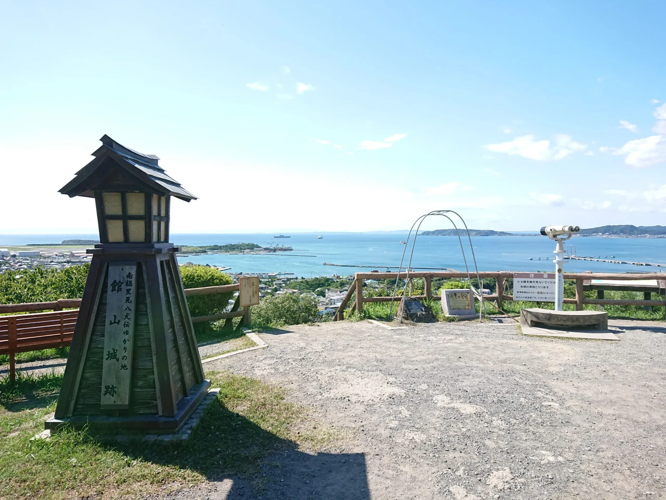 山頂から館山市街と館山湾を一望。