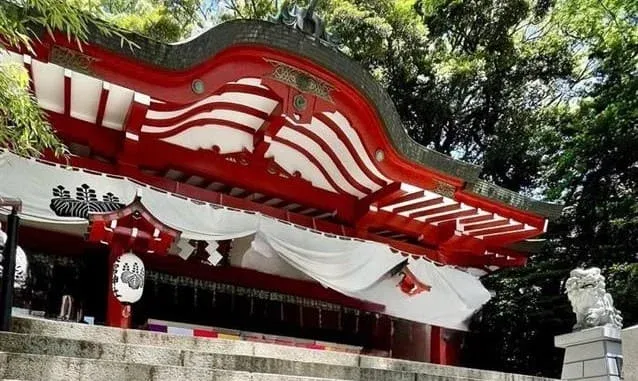 JR熱海駅の隣の駅「来宮駅」より徒歩圏内で神社へ。