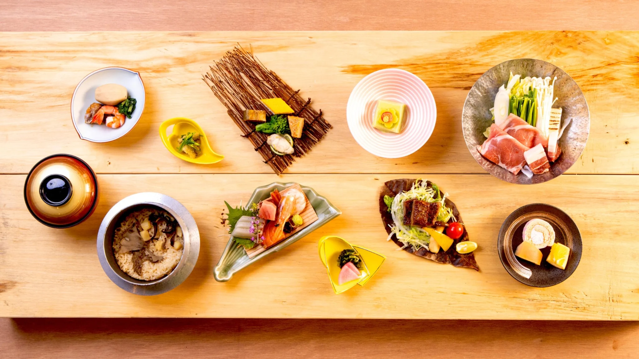 【ご夕食】ご夕食一例。素材の良さを活かしきった調理長が腕を振るった会席料理をご賞味いただけます。