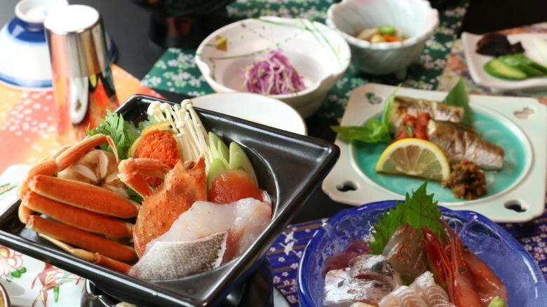 【ご夕食一例-冬季-】ズワイガニと季節の野菜タップリのあったか海鮮鍋と新鮮な魚介料理