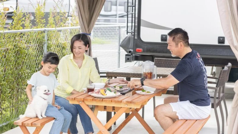 【ペット専用トレーラー】敷地内には専用BBQスペースあり！一緒にお食事をお楽しみいただけます。
