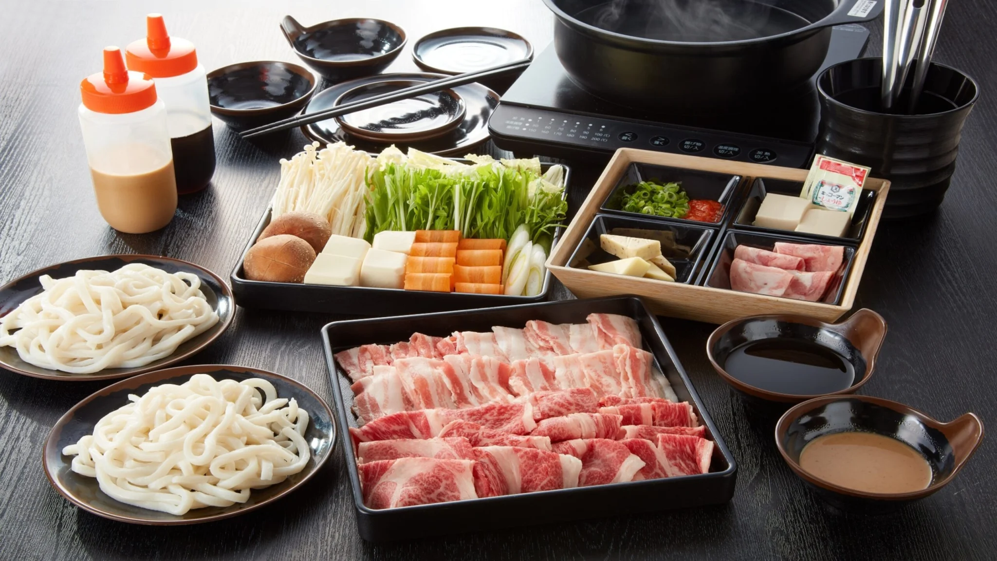 お夕食はお部屋で愛犬とごゆっくり。​すき焼きorしゃぶしゃぶよりお選びいただけます。