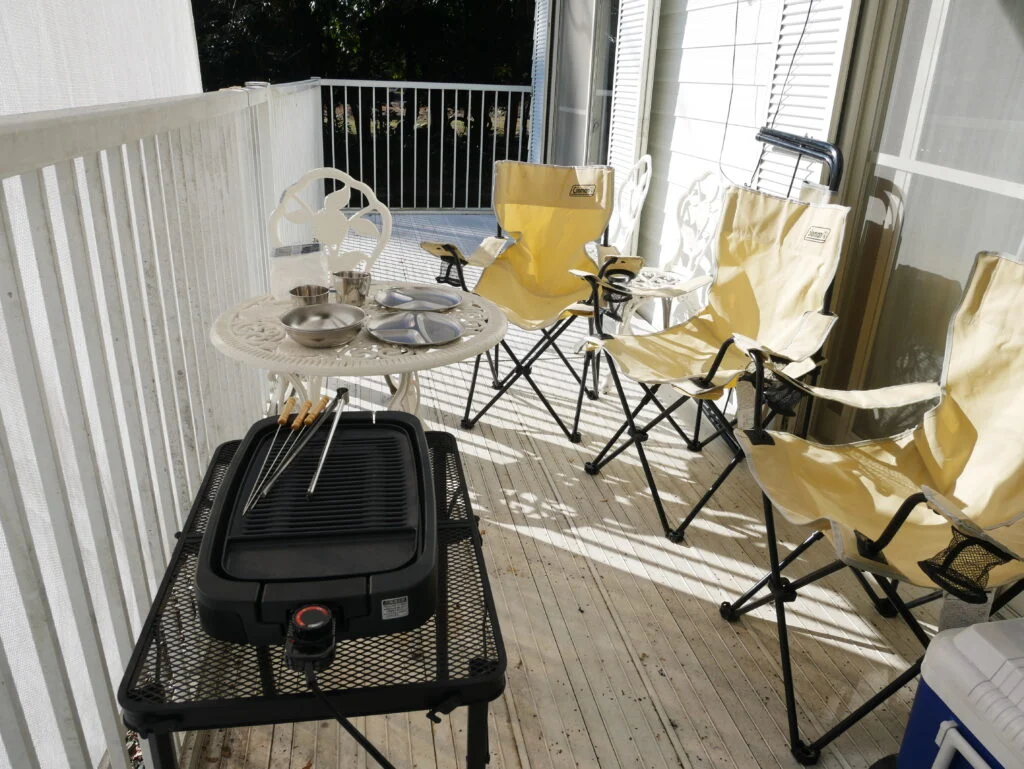 BBQをご希望の場合はベランダにセッティングしておきます。予約時に「電気プレートBBQ」か「炭火BBQコンロ」のどちらかご希望する方をお申し付けください。